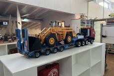 Kaelble Radlader 1:8 auf Goldhofer Tieflader mit Zugmaschine.