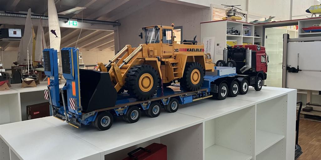 Kaelble Radlader 1:8 auf Goldhofer Tieflader mit Zugmaschine.