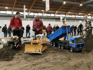 Michael Peter auf dem 1:8 Parcour auf der Faszination Modellbau 2022