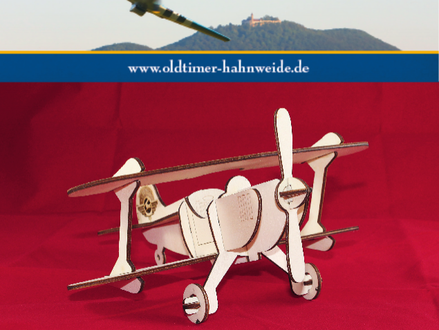 Bausatz des Doppeldeckerstandmodells aus Holz mit dem Logo des Oldtimer Fliegertreffens 2025 auf der Hahnweide