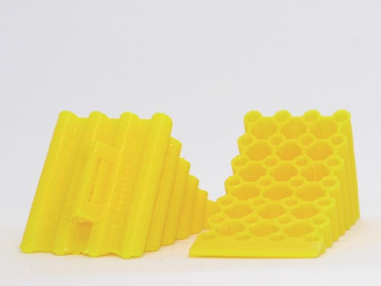 Vorbildgetreuer gelber Bremskeil in Leichtbauweise M 1:8 - Ansicht von vorn und hinten von mk-modelltechnik